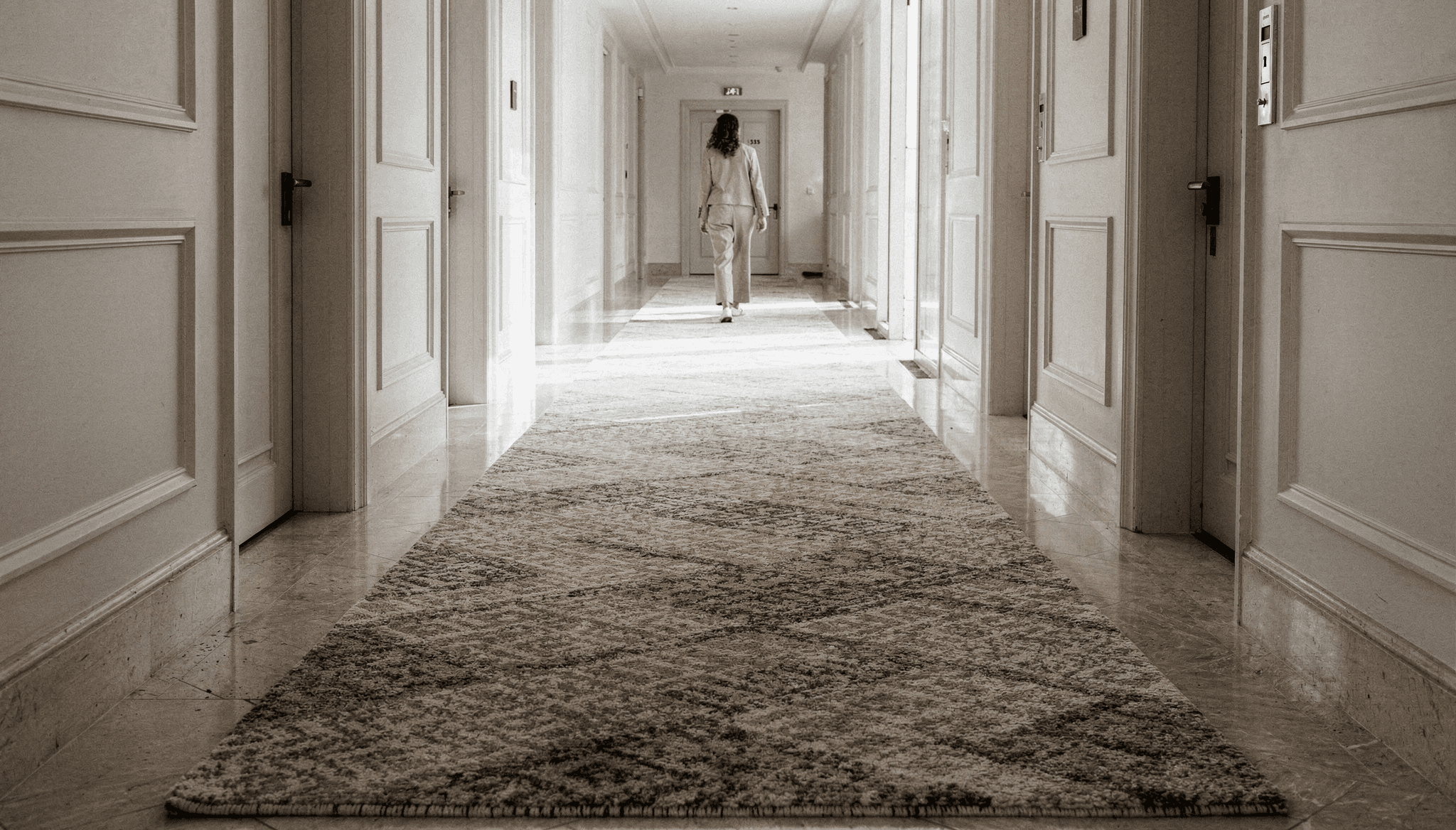 Tapis en laine noué main à poil court dans le couloir animé d'un hôtel
